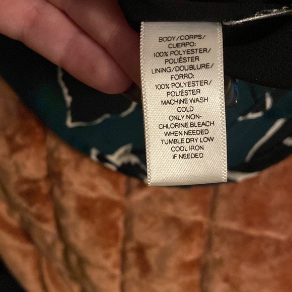 Gorgeous Keyhole Top from LOFT - Picture 8 of 8